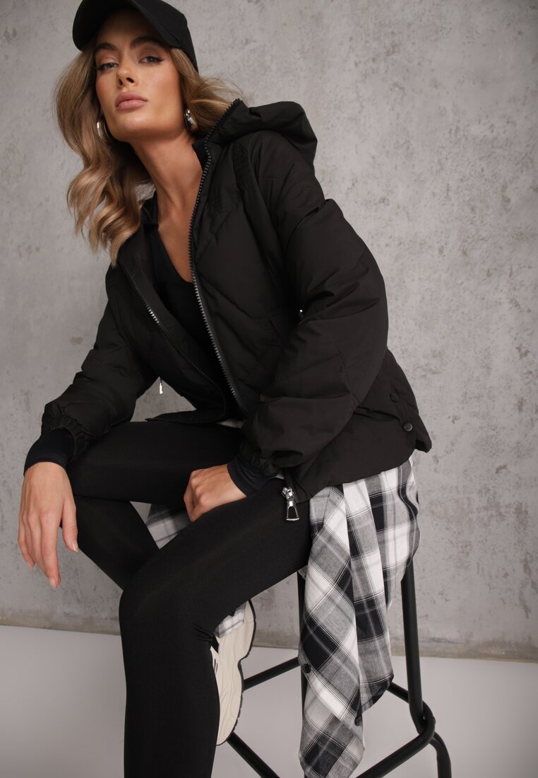 Jachetă Neagră cu Glugă Decorată cu Matlasare Lilora