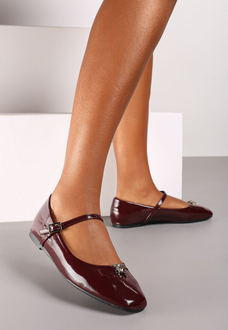 Balerini Bordeaux Decorați cu aplicație de insectă cu curea și cataramă Nevisola