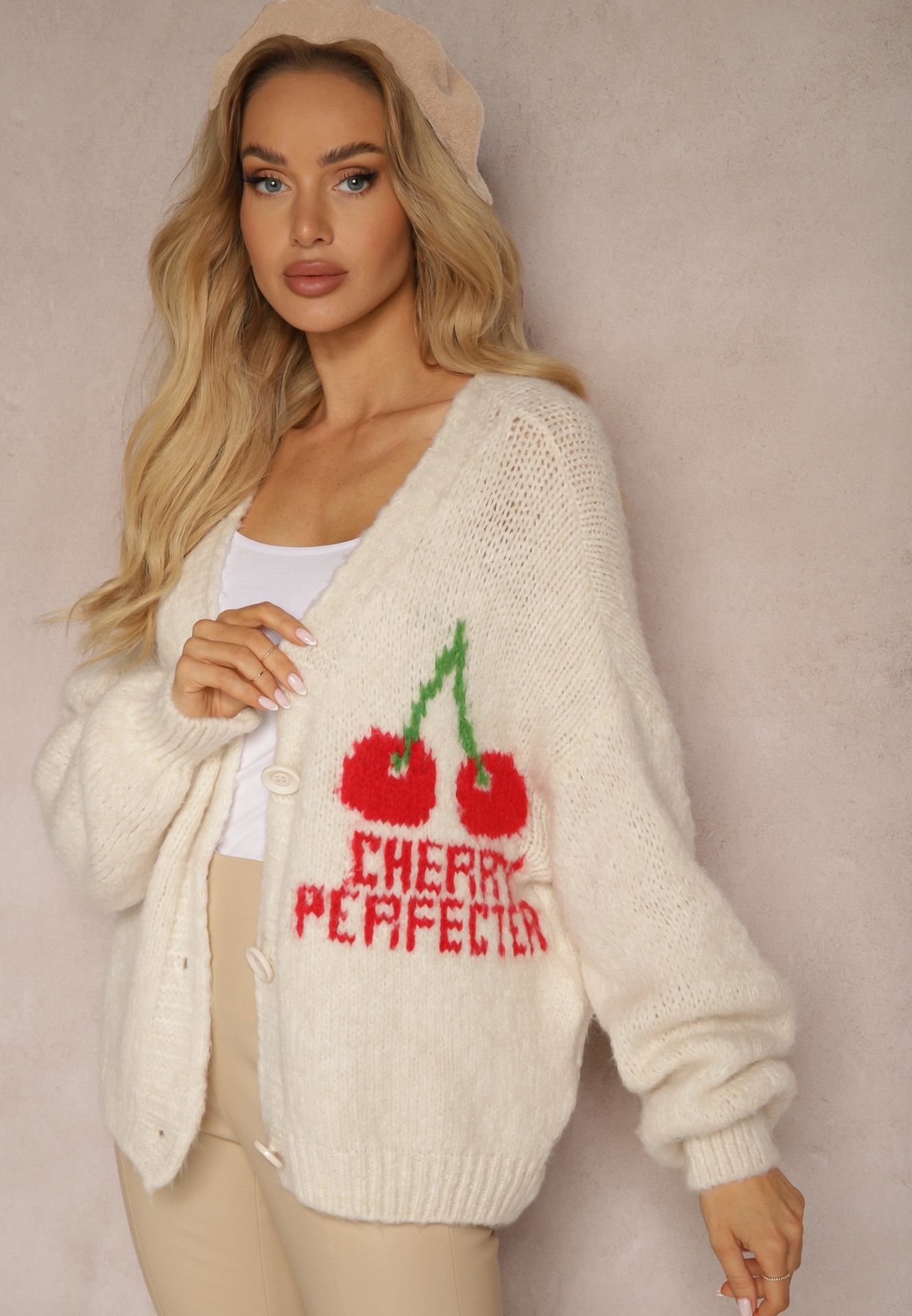 Cardigan bej deschis din Lână Decorat cu Cireașă și cu Inscripția Irissora