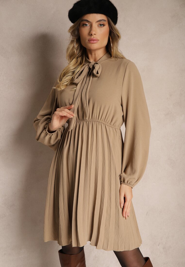 Rochie plisată bej închis cu o croială elegantă, cu șnur la decolteu și elastic în talie Belorinda