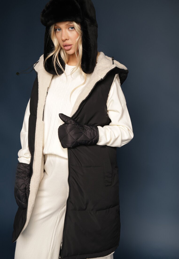Vestă Neagră Reversibilă cu Blană de Miel și Cusături Matlasate cu Glugă Lertitana