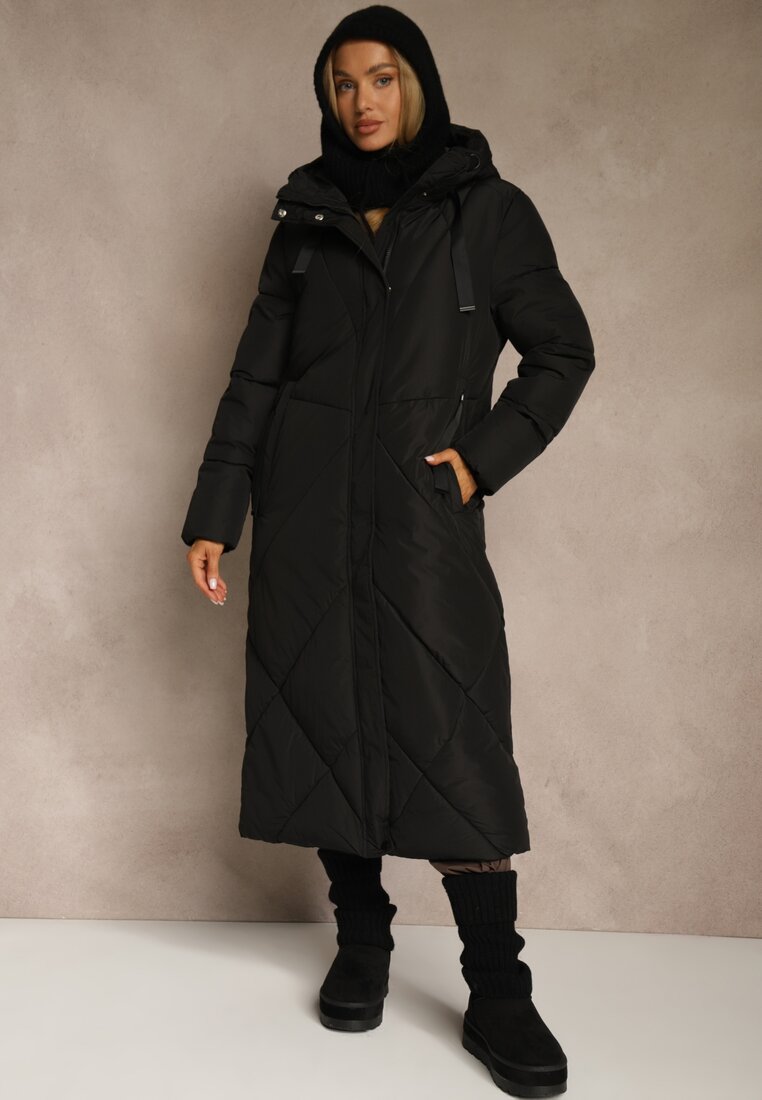 Geacă tip boxy neagră cu croială lungă, cusături matlasate, glugă și buzunare Calatta