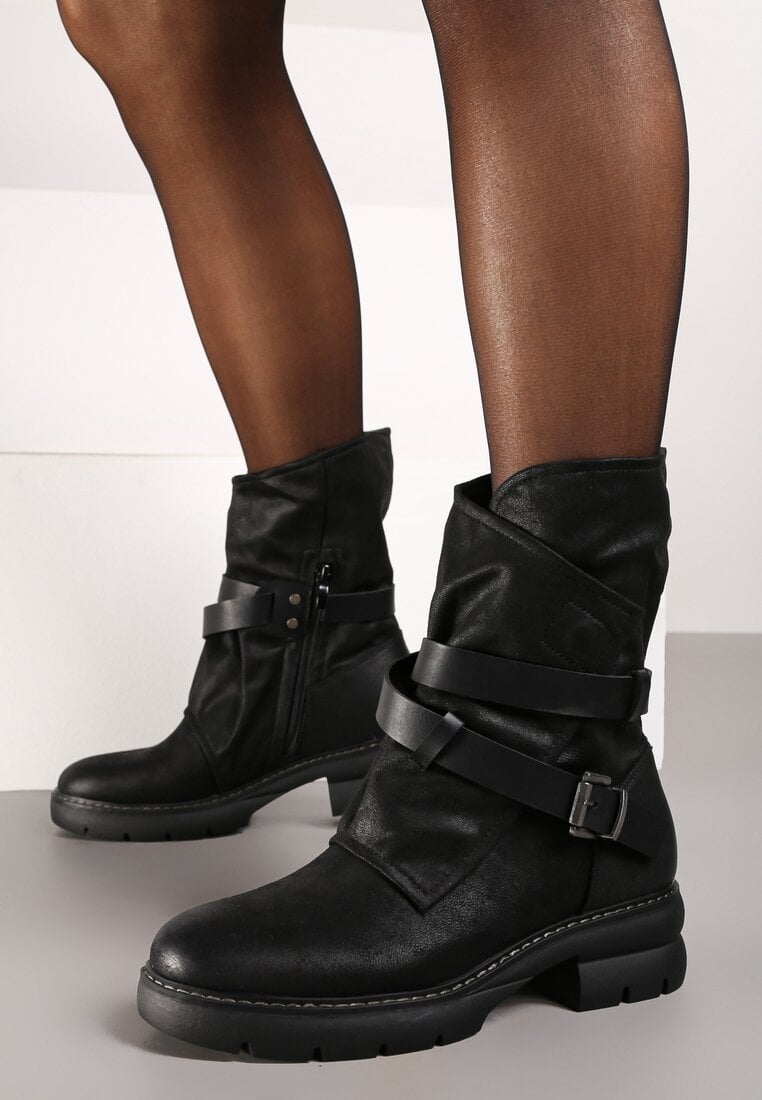 Czarne Botki z Nieregularną Cholewką Zdobioną Paskami i