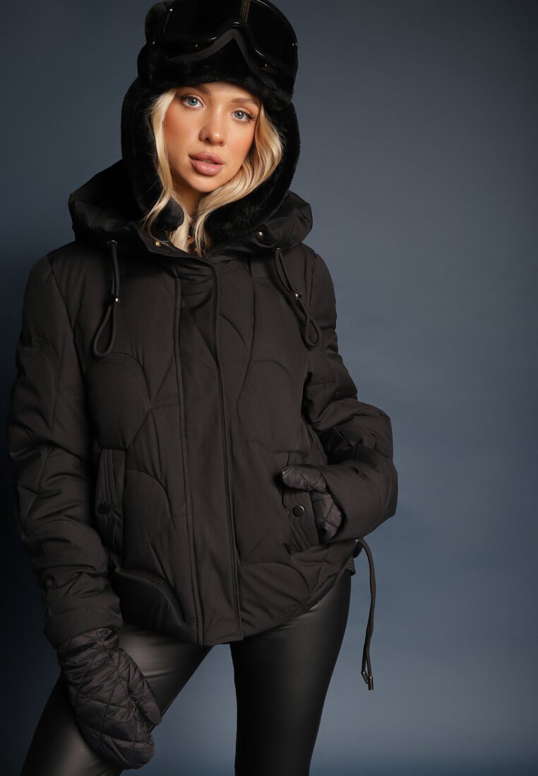 Geacă neagră tip cutie cu matlasări decorative, glugă și elastic Ziasha.