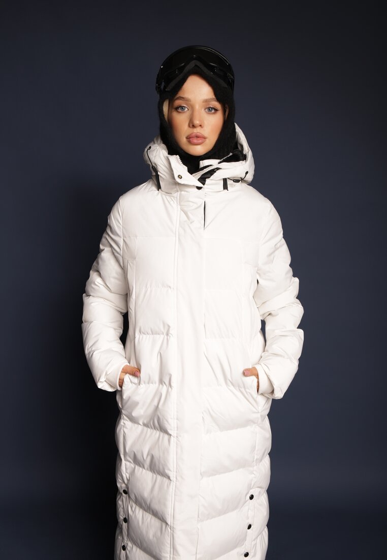 Geacă Albă Matlasată Croială Lungă Cu Glugă și Șnururi Închisă Lateral cu Capse Siarielia