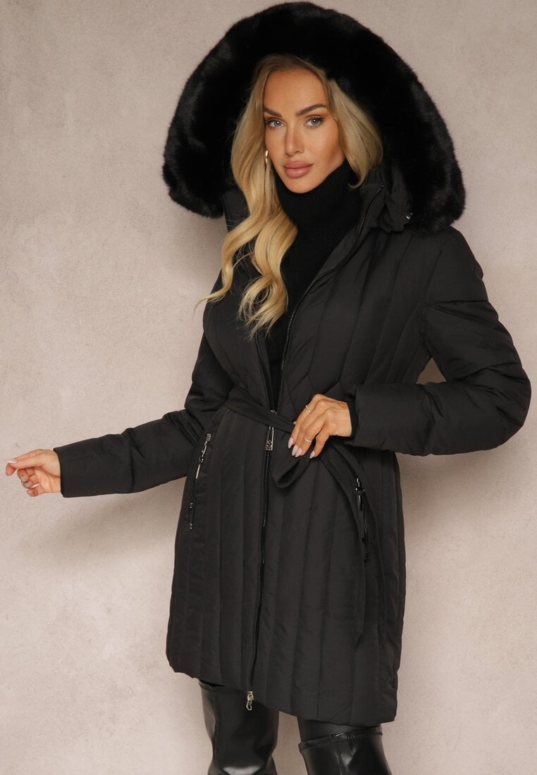 Jachetă Neagră Matlasată Vertical cu Glugă cu Bordură de Blană și Curea de Legat Leozelle