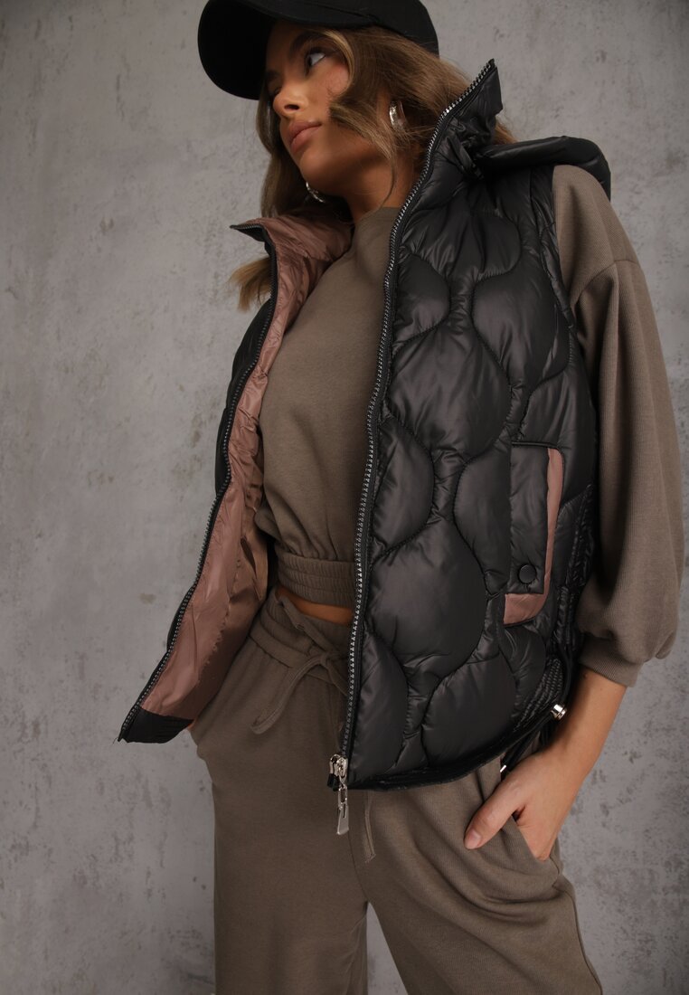 Vestă neagră cu glugă detașabilă, matlasare decorativă și șnururi cu opritori Liolena