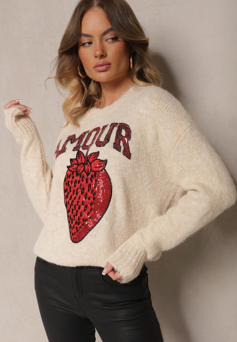 Pulover bej deschis cu adaos de lână, decorat cu aplicație căpșună și inscripția Zozizelle