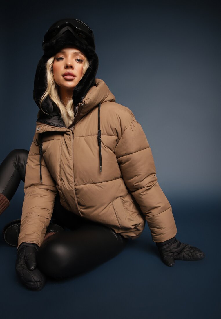 Jachetă Bej Dreaptă cu Glugă și Buzunare Decorată cu Cusături Matlasate Issenia