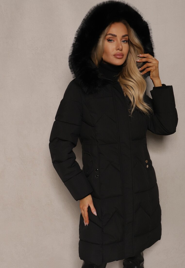 Geacă Neagră Cambrată cu Cusături Matlasate și Glugă cu Blană Tintelira