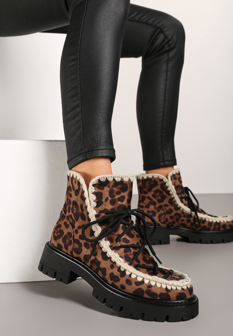 Botine Maro din piele intoarsă ecologică cu imprimeu leopard, cu un set suplimentar de șireturi, decorate cu broderie Noledi