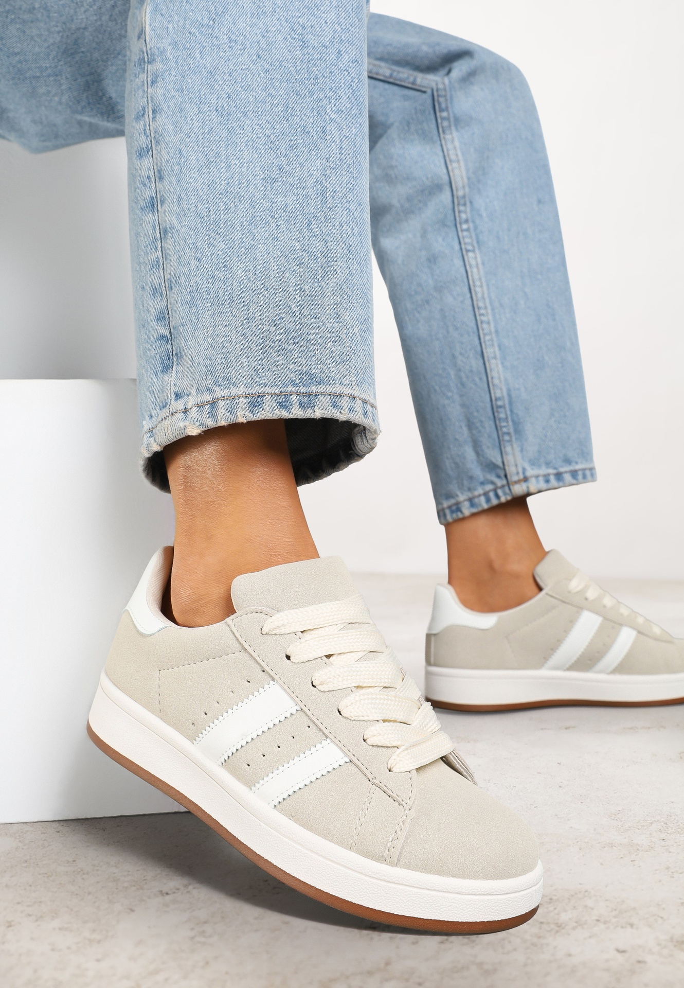 Sneakerși bej decorați cu curele Dolirenna