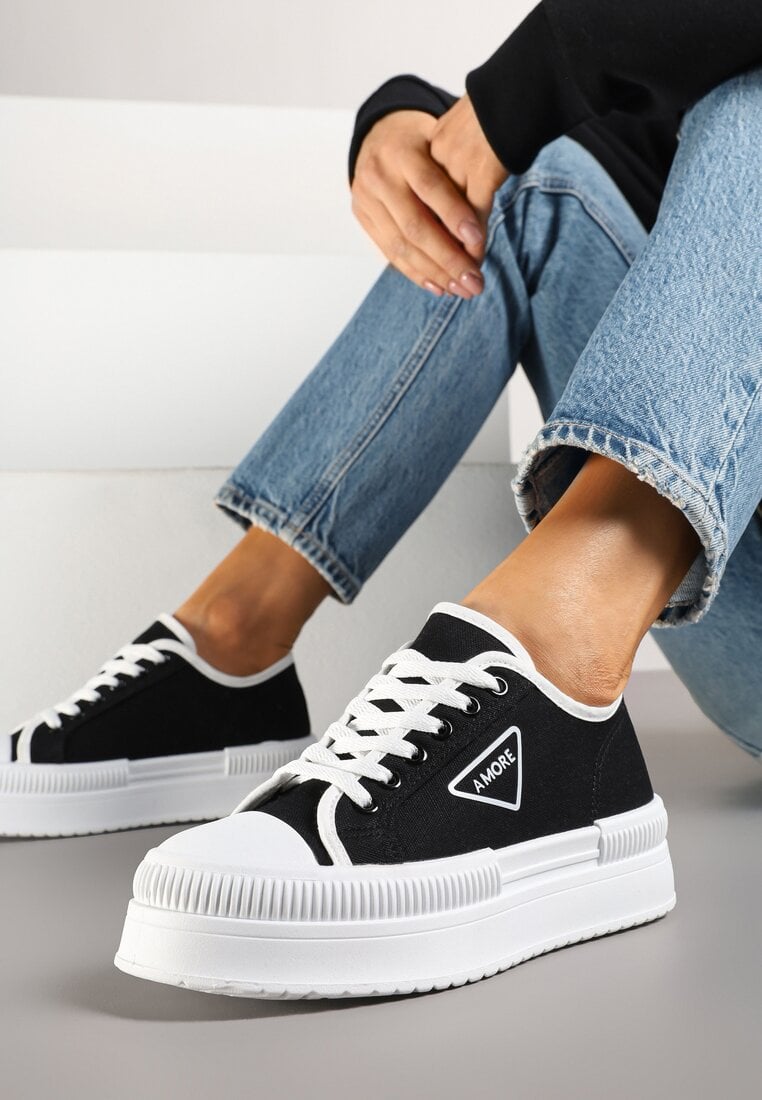 Tenisi Negri cu talpă dublă cu insignă decorativă pe carâmb Alivrelia