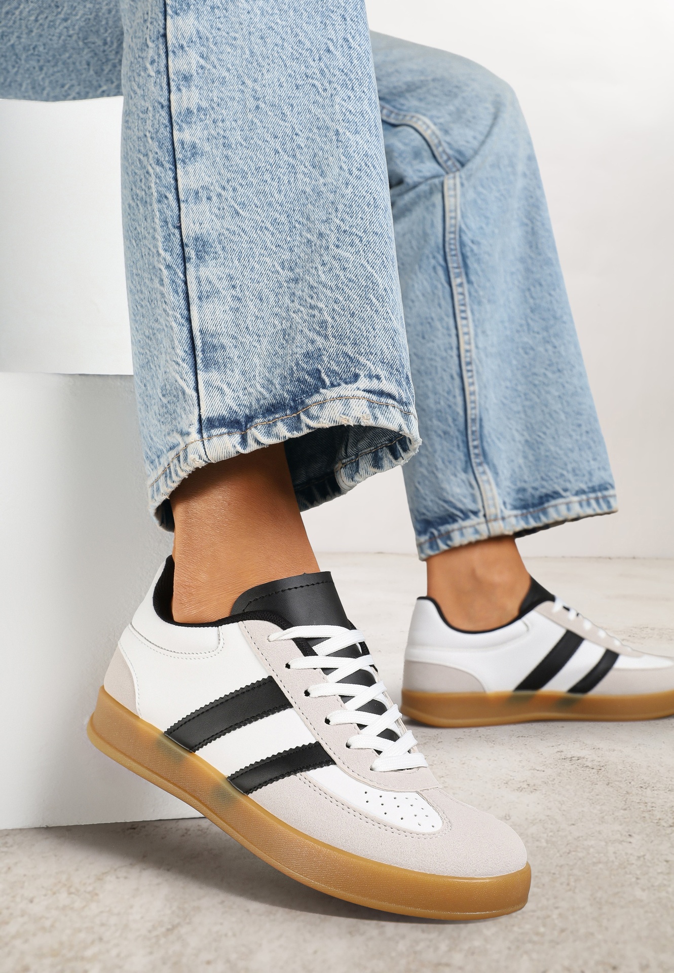 Sneakersy Biało-Czarne în stilul tenisilor clasici Decorați cu cusături Ivelfia