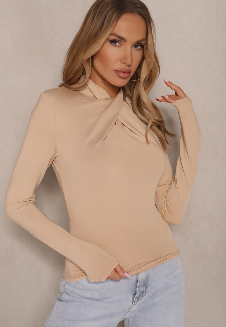 Bluzka Bej cu încrețitură la decolteu închis Nivana