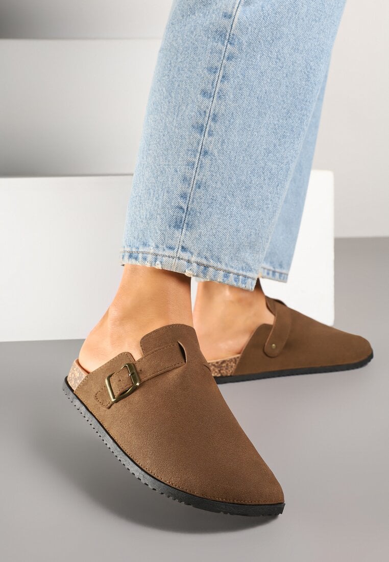 Papuci Saboți Maro Decorați Cu Catarame Uliandora