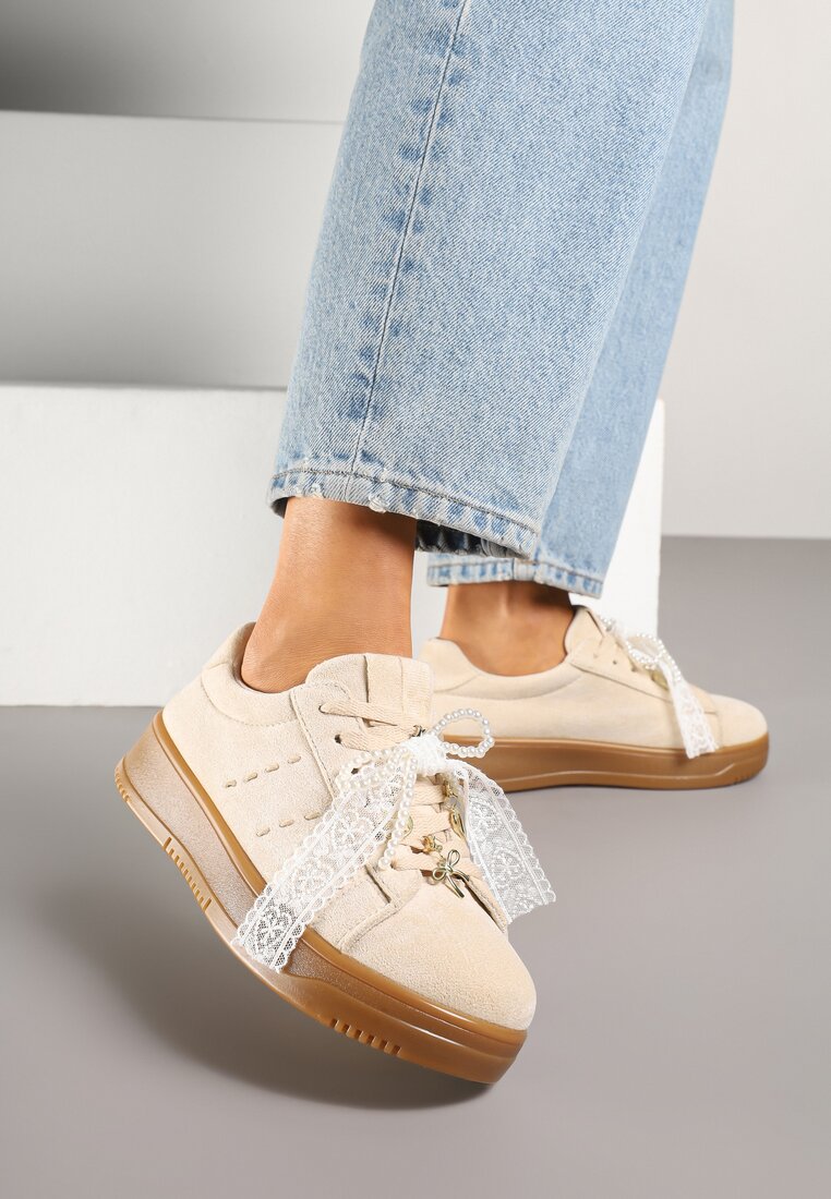 Adidași Bej cu platformă joasă, cu aplicații și fundițe Divienne