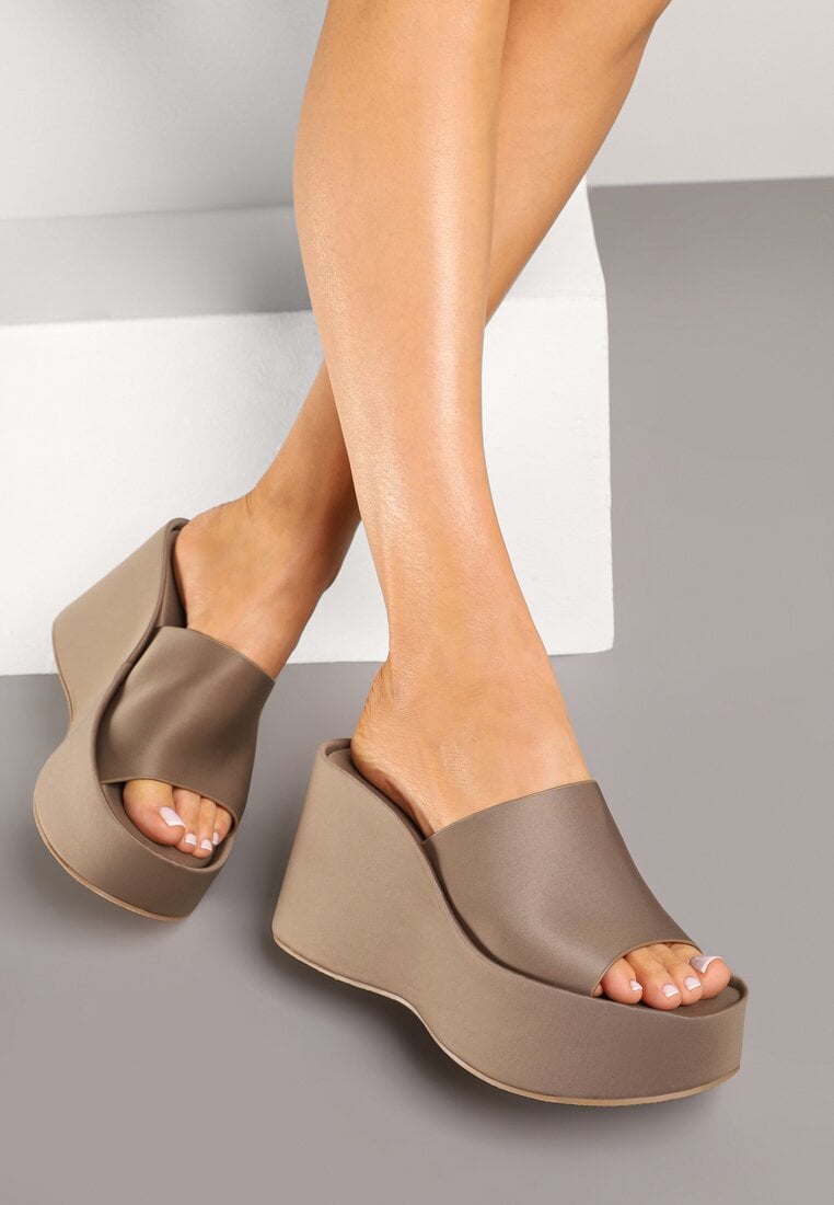 Papuci bej închis cu pană și platformă Julixia