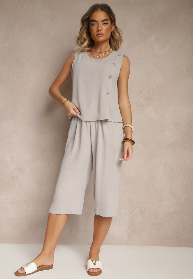 Compleu Gri Pantaloni 3/4 Lejeri și Maiou fără Mâneci Decorat cu Nasturi Ravione