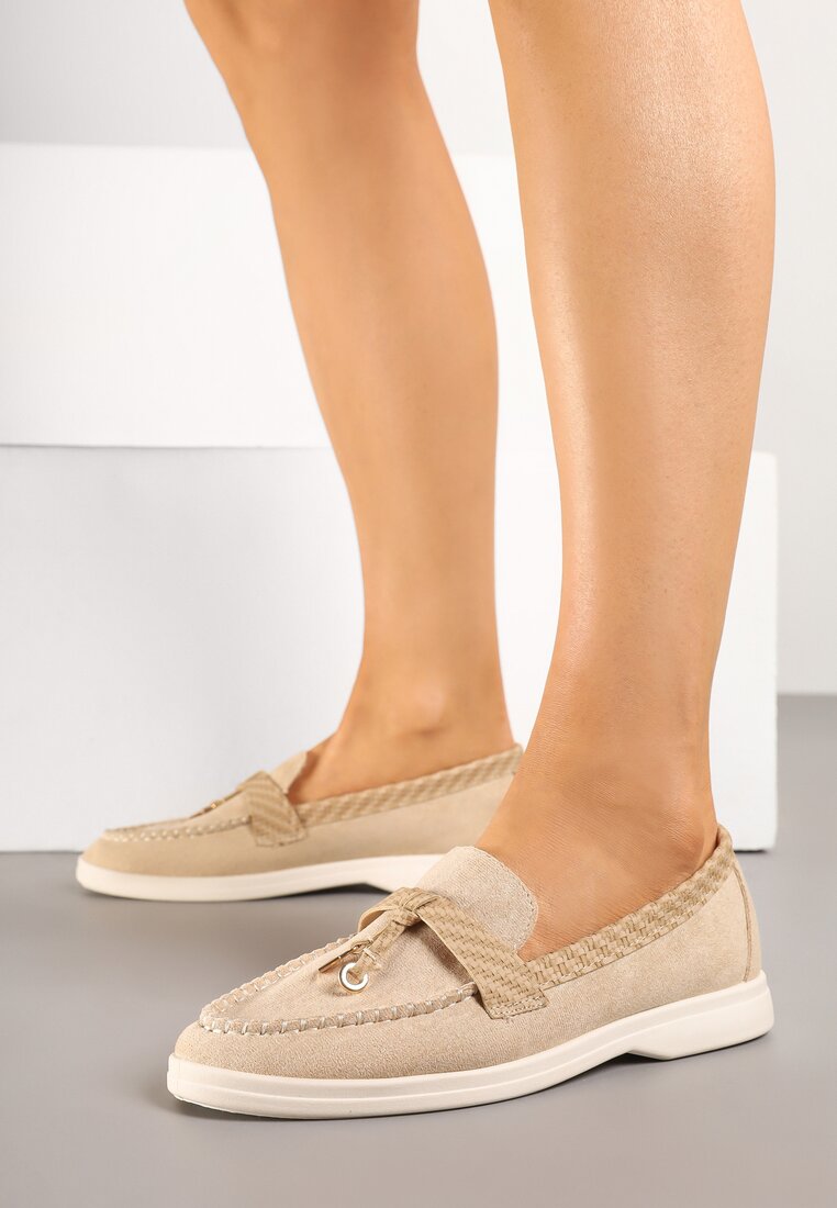Moccasini bej închis decorați cu aplicații metalice și model geometric Raviloria