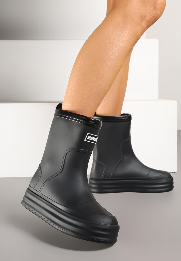 Cizme de cauciuc negre decorate cu o mică aplicație Lanivra