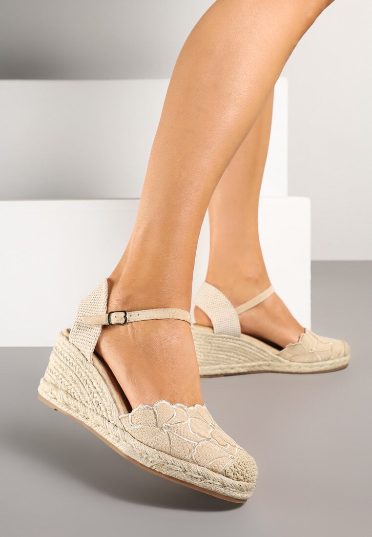 Sandale Bej cu Broderie Decorativă cu Flori pe Pană Împletită Soridelle