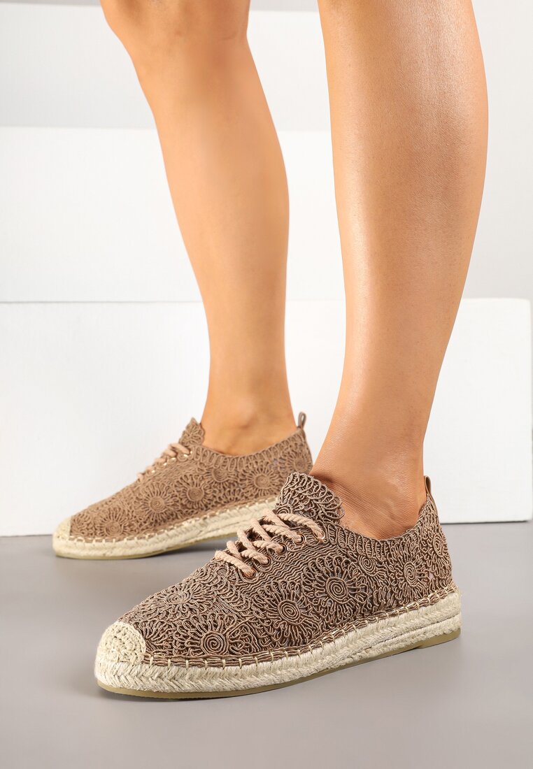 Teniși bej închis decorați cu împletitură și cu model ajurat Mevienne