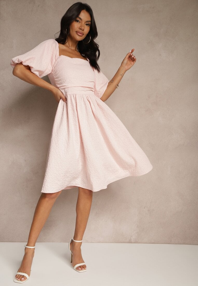 Rochie Roză Evazată cu Mâneci Bufante și Decolteu Pătrat Mariwena