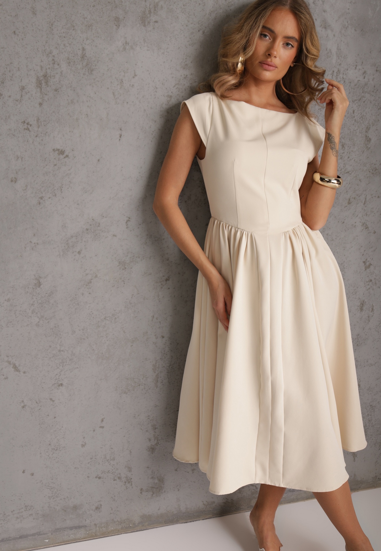 Rochie Bej Vices cu croială evazată cu decolteu barcă Milioria