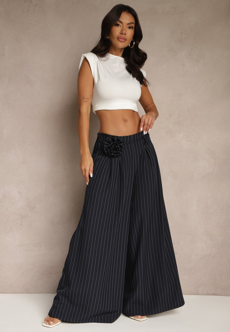 Pantaloni bleumarin Palazzo cu talie înaltă decorați cu broșă floare Folassea