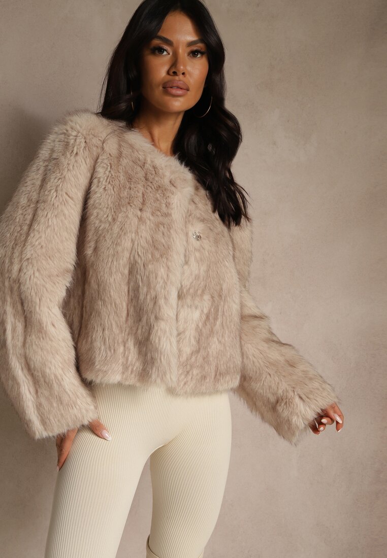 Jachetă bej de blană cu croială dreaptă și decolteu rotund Iddane