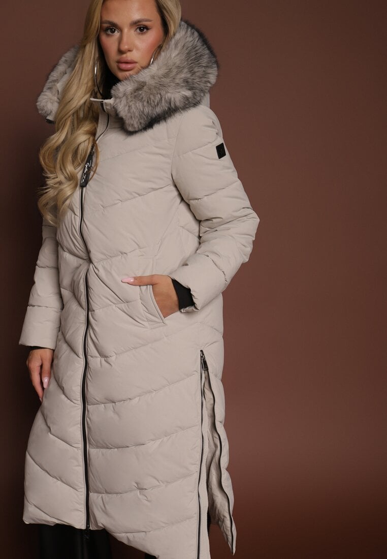 Geacă bej matlasată cu croială lungă, cu glugă cu blană Galianesa