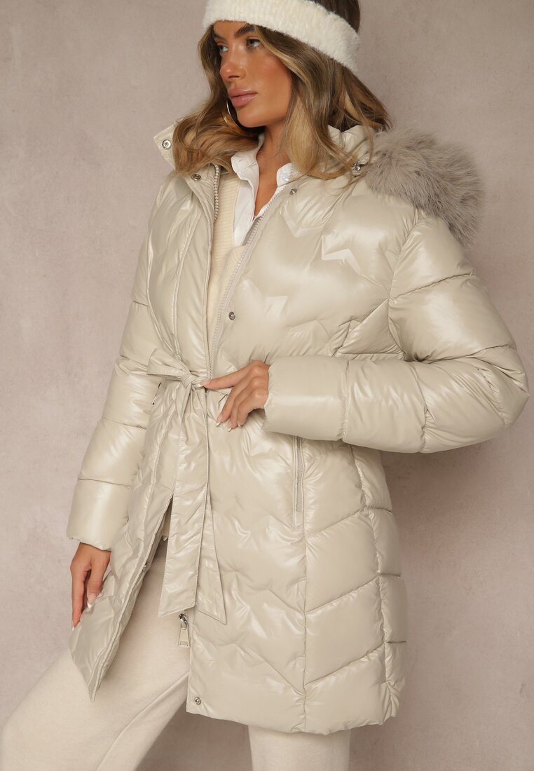 Jachetă matlasată bej cu blană detașabilă și glugă decorată cu o curea Olinesa
