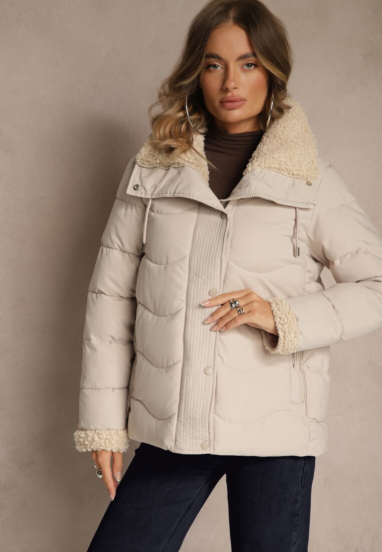 Geacă bej închis cu cusături matlasate și glugă decorată cu blană Olevesa