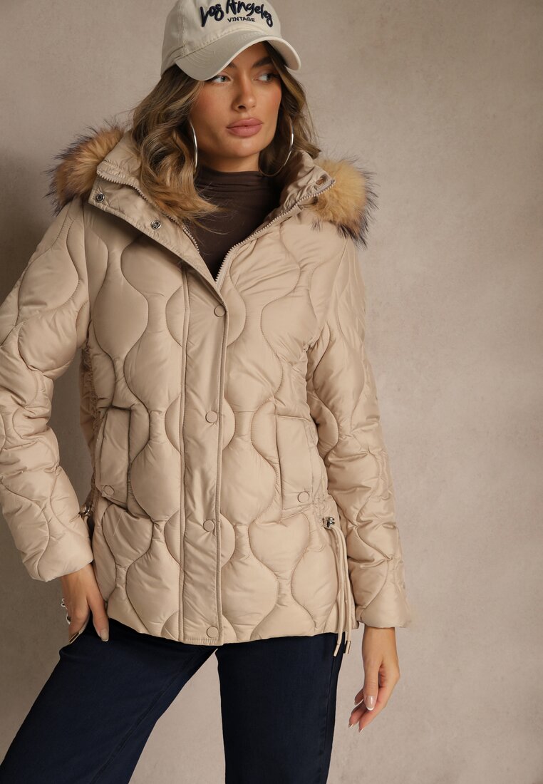 Geacă bej închisă cu croi drept, cu cusături matlasate și glugă detașabilă cu blană lila