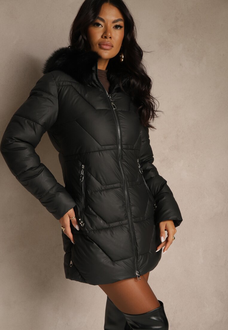 Geacă Neagră Matlasată cu Croială Cambrată cu Glugă cu Blană Nalessia