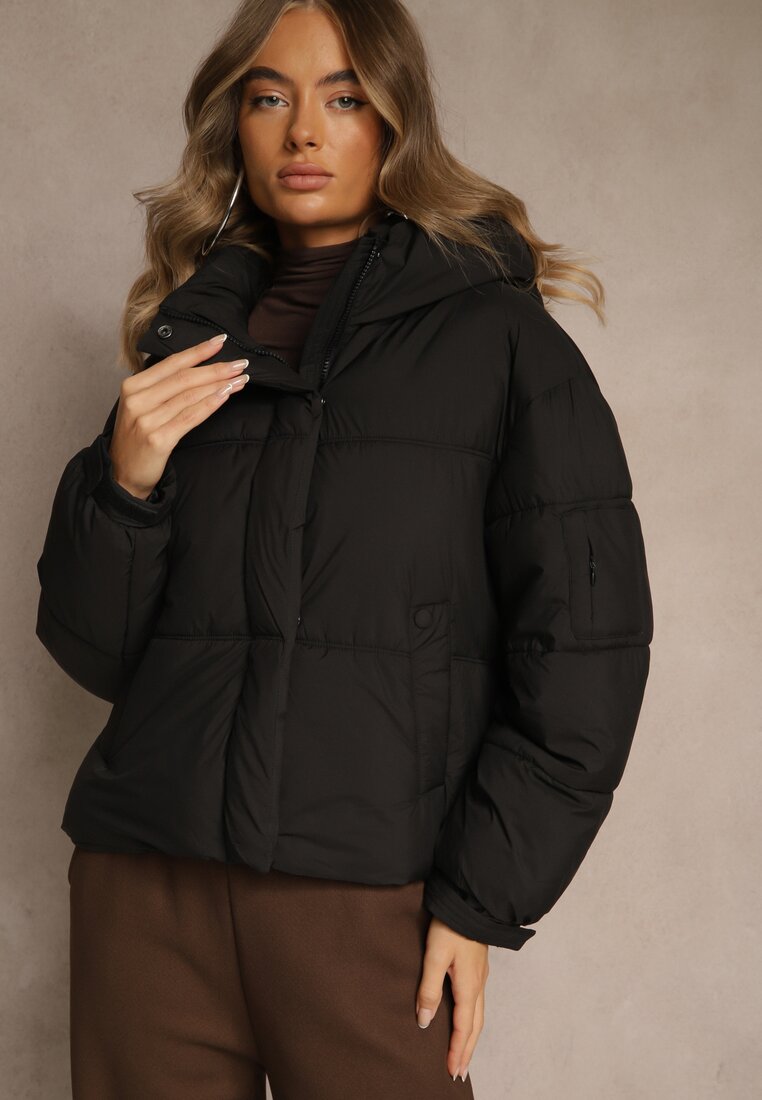 Jachetă Puffer Neagră cu matlasare cu glugă și buzunar pe mânecă Galeida