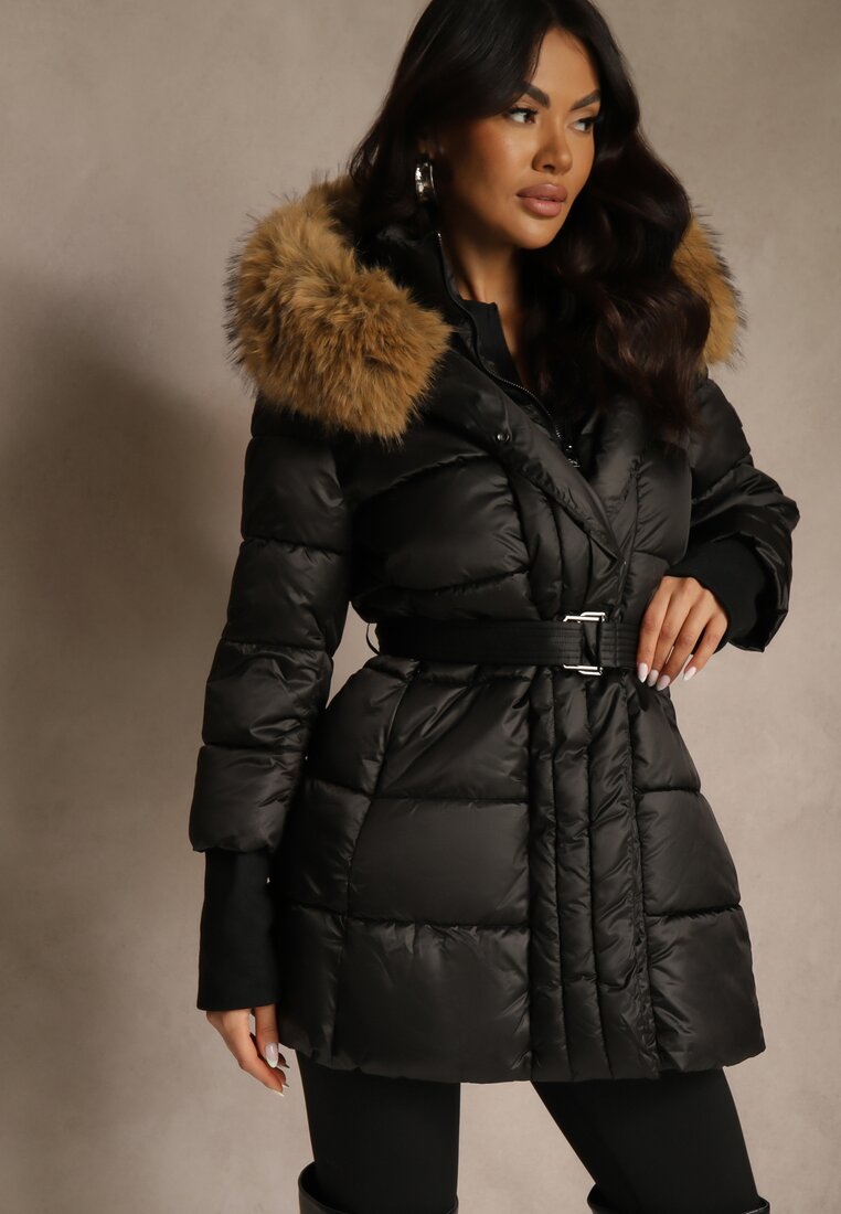 Geacă Neagră Matlasată cu Curea și Glugă cu Blană Lilittia