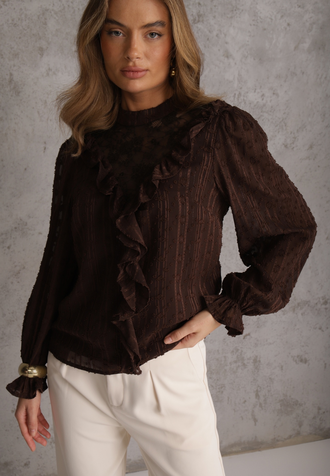 Bluză Maro cu Dantelă și Volane Decorată cu Cusături Metalice Aliafera