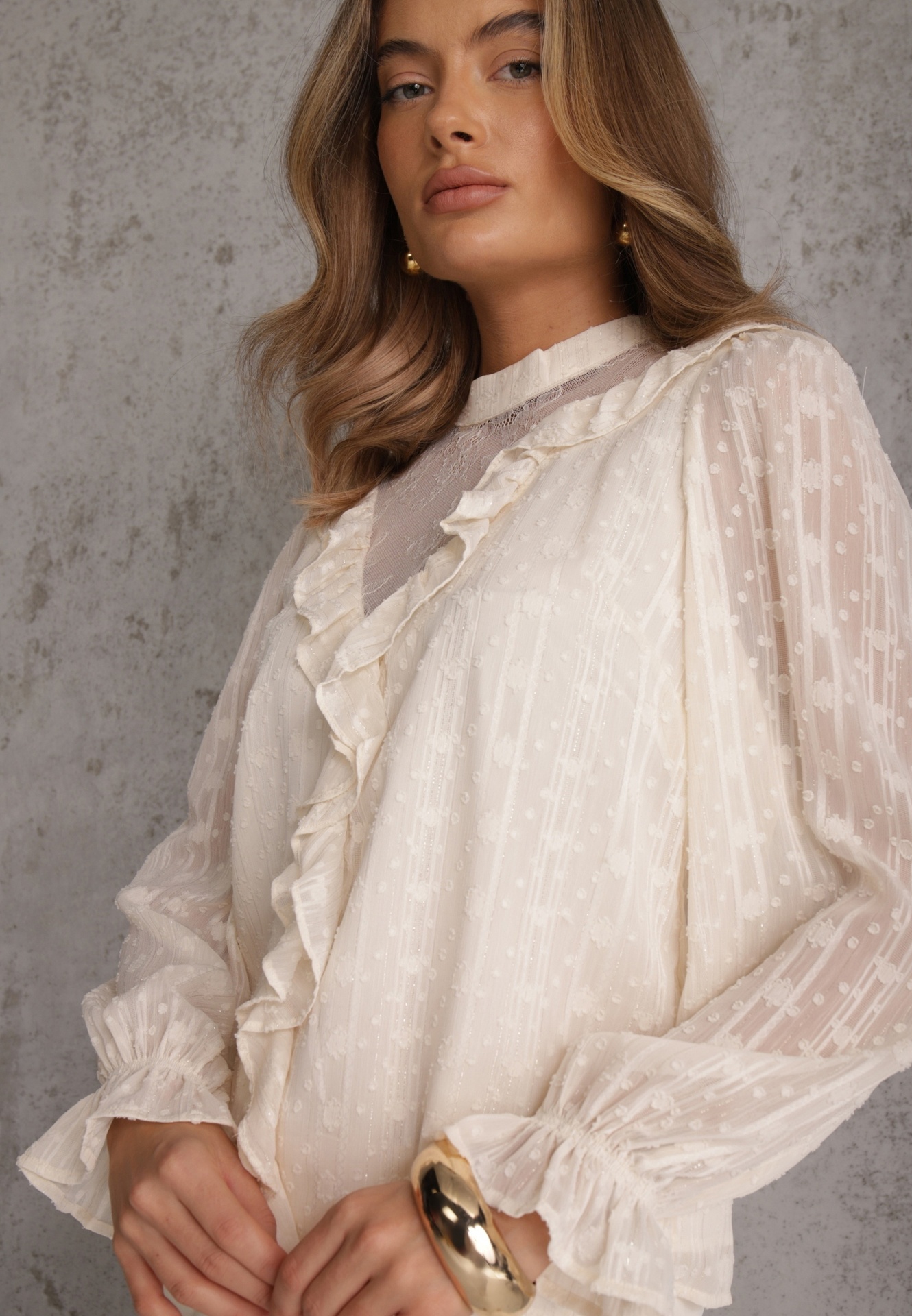 Bluză bej cu dantelă și volane decorată cu cusături metalice Aliafera