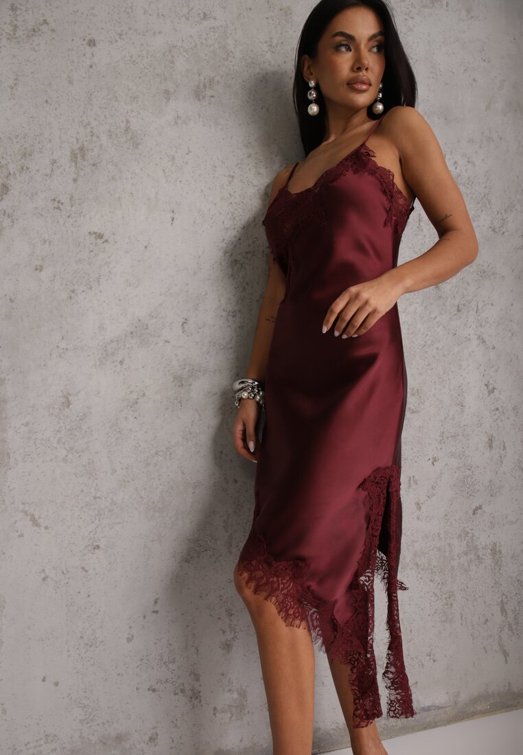 Rochie Bordeaux de satin asimetrică cu dantelă Monoria