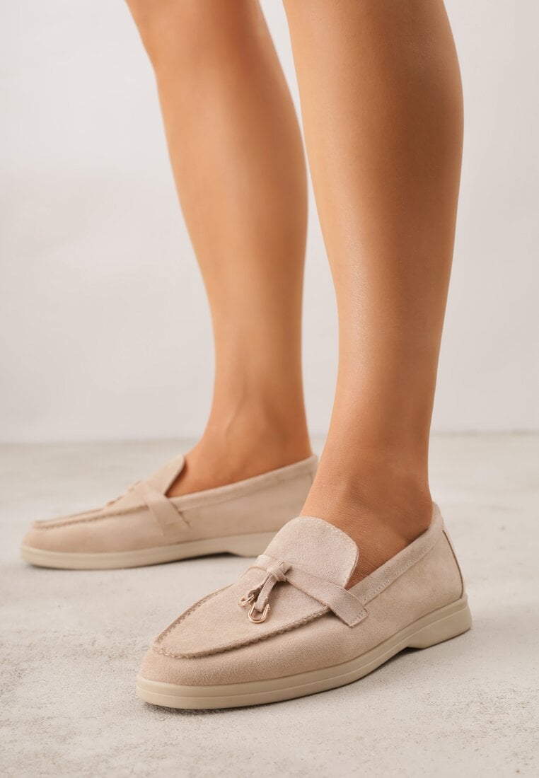 Mocasini bej închis din imitație de piele întoarsă, decorați cu pandantiv și cusături Aezoris