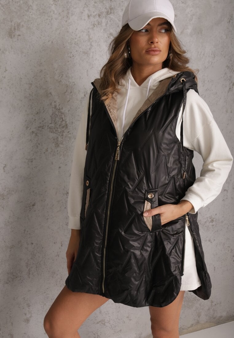 Vestă lungă matlasată neagră cu glugă și aplicație decorativă Mentape