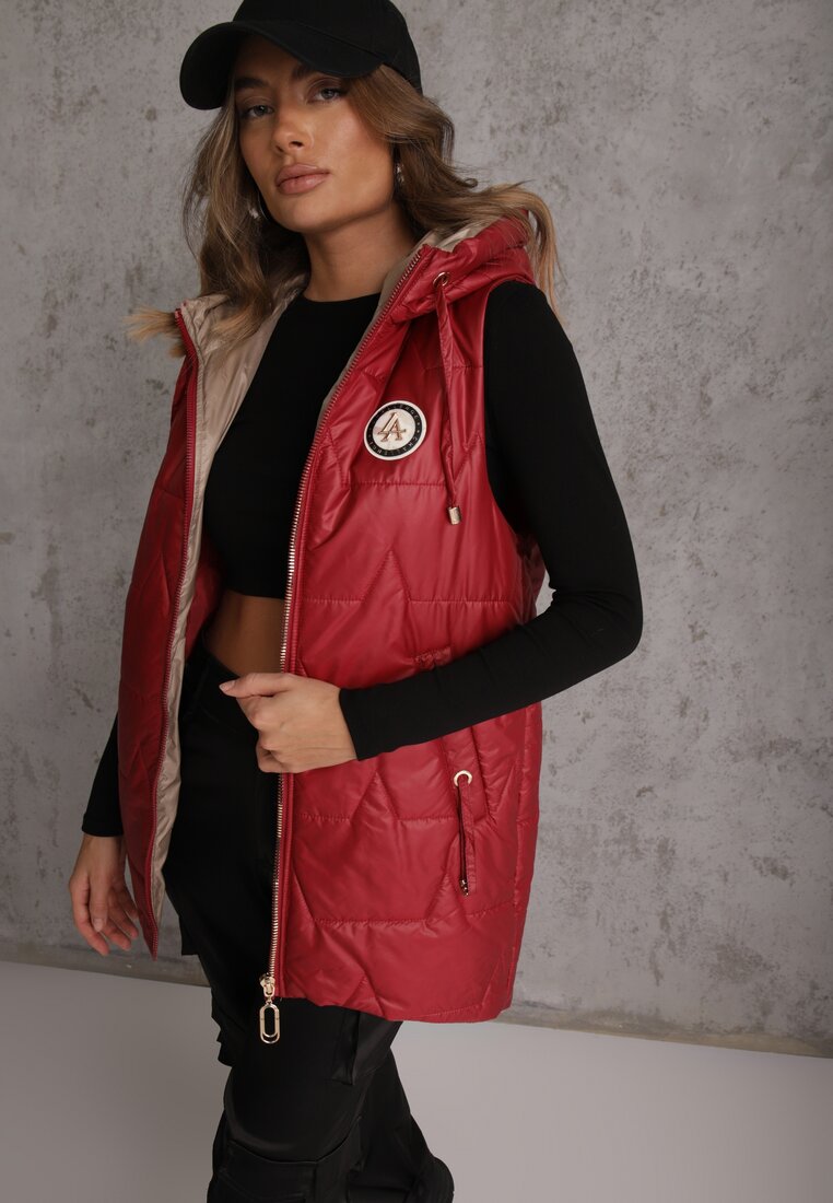 Vestă Lungă Roșie Matlasată cu glugă nedetașabilă decorată cu aplicație Kasseda