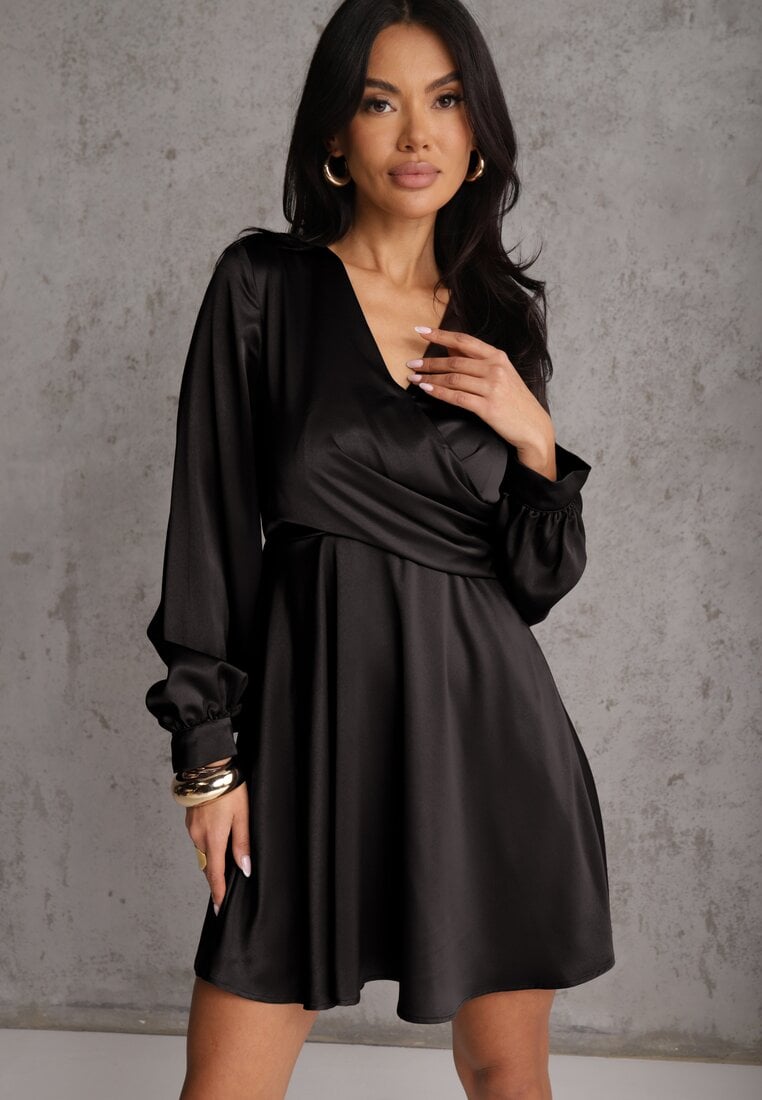 Rochie neagră din bumbac VICES din satin cu decolteu tip plic Cunelia