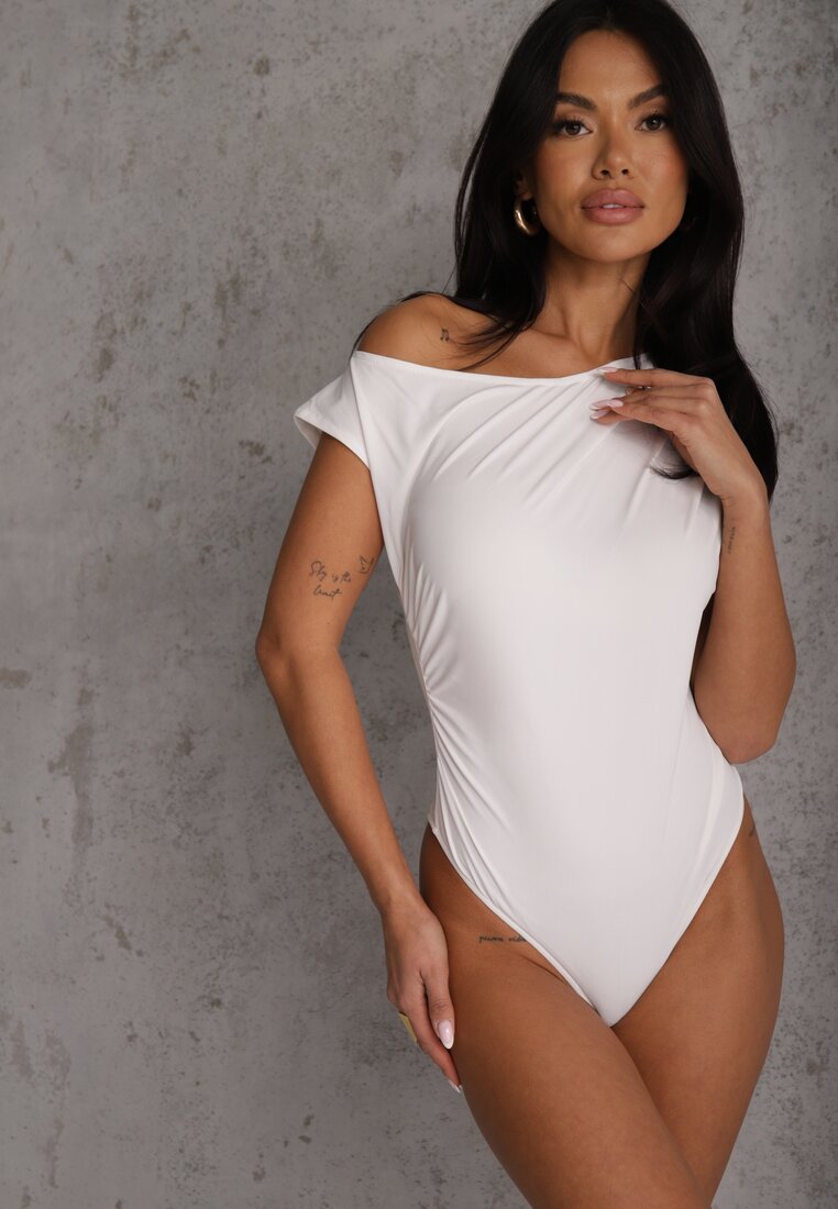 Body Alb cu Croi Asimetric cu Drapaj Asintlia