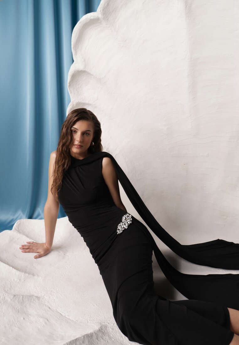 Rochie Neagră De Seară Încrețită cu Eșarfă Integrată și Broșă Bijuterie Cezalia