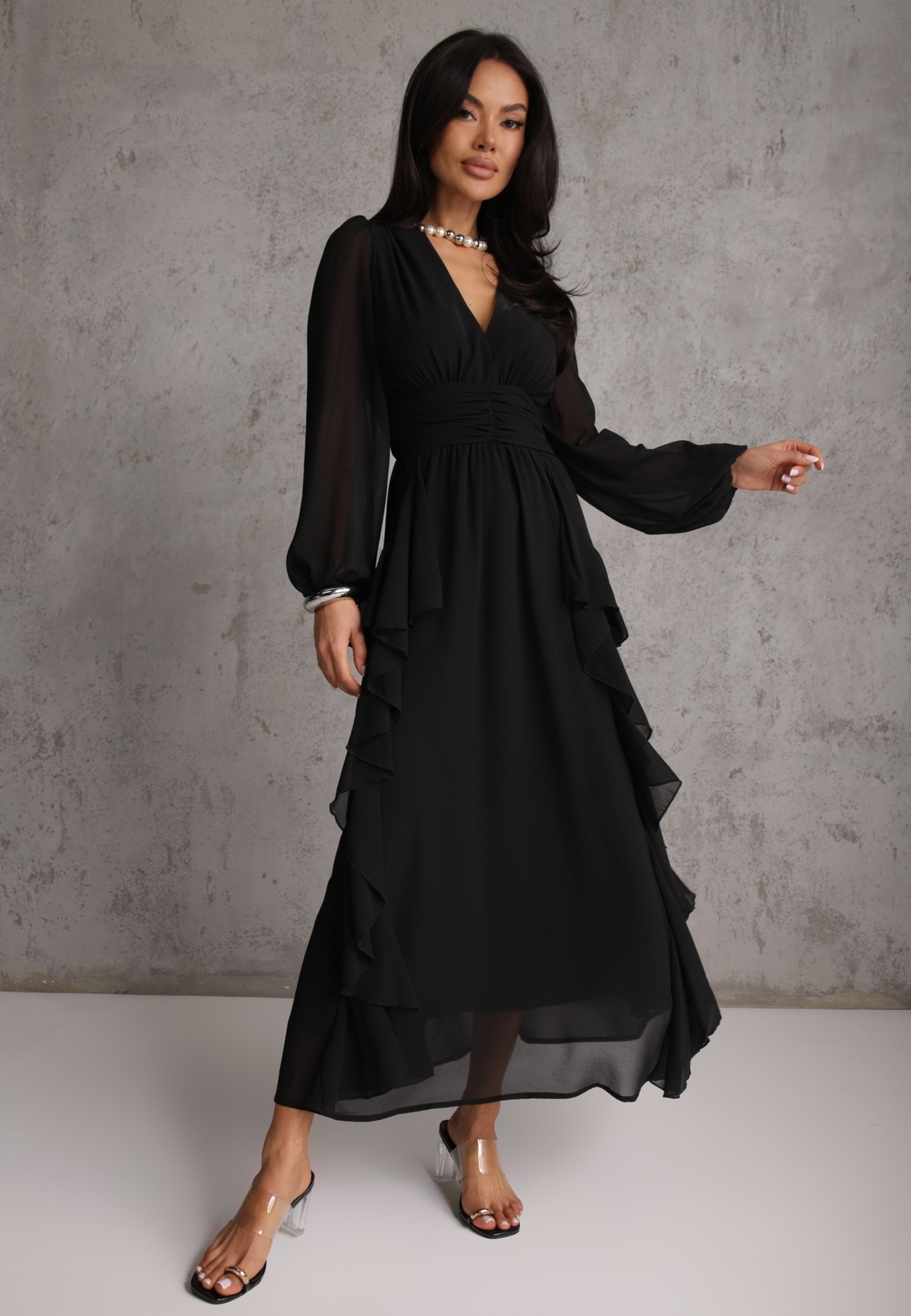 Rochie neagră rustică de seară cu volane și drapaj în talie Himereanes