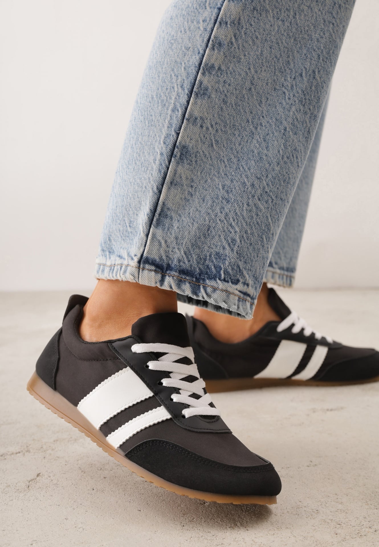 Sneakers Negre în Stil de Tenisi Clasici cu Încrețituri la Spate Aiglise