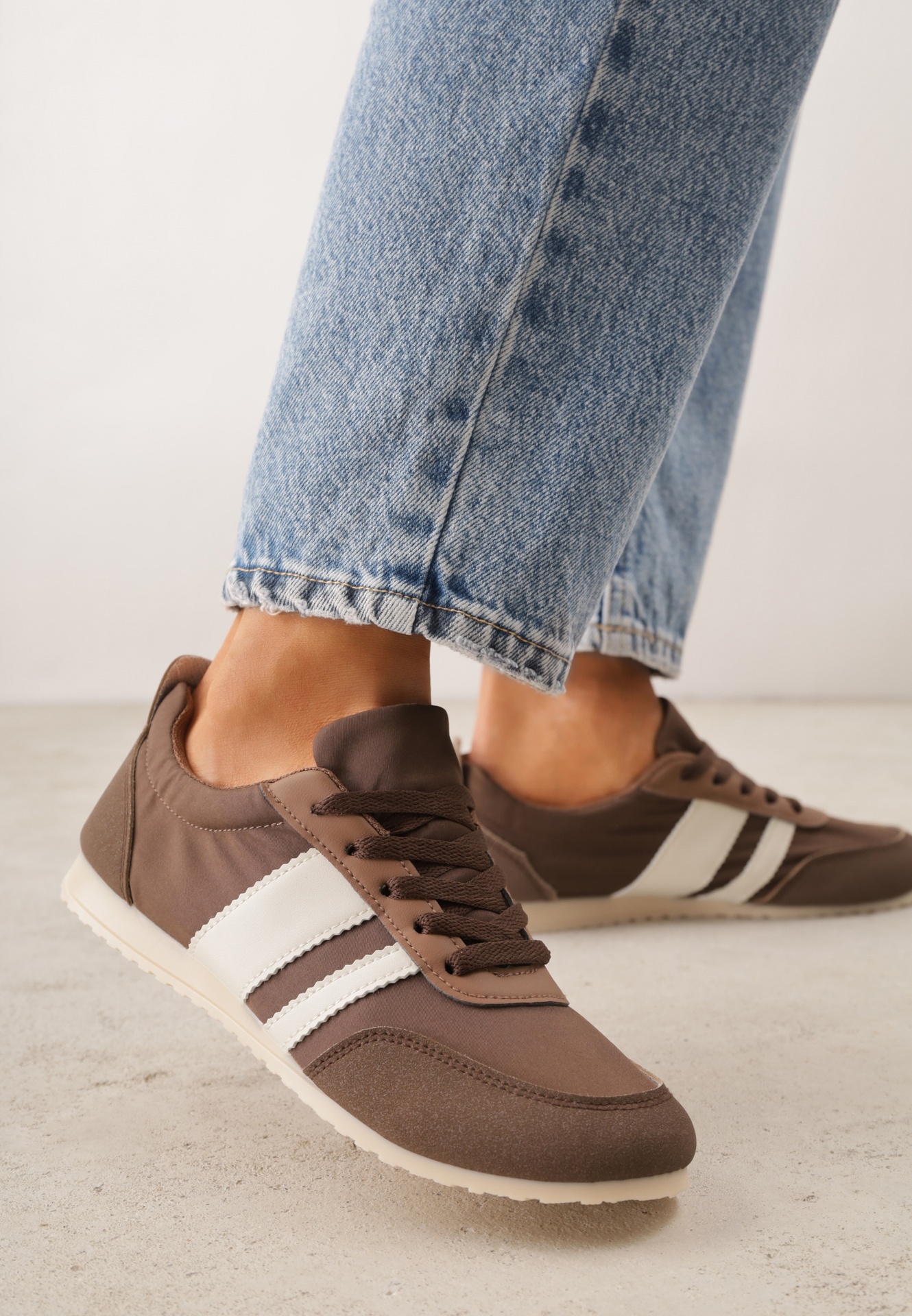 Adidași Maro în Stilul Tenișilor Clasici cu Încrețituri la Spate Aiglise